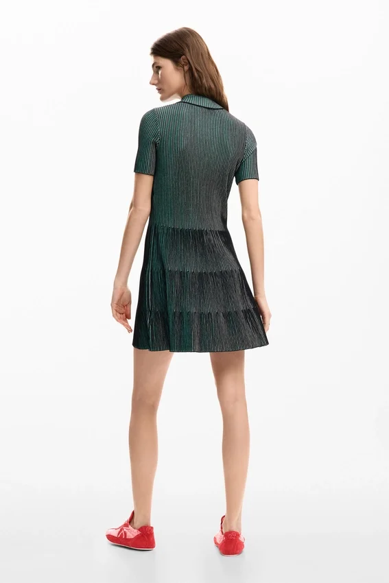 Strukturiertes Kleid mit Reißverschluss Strukturiertes Kleid mit Reißverschluss