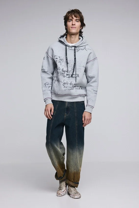 Sweatshirt mit Kapuze und Schriftzug Sweatshirt mit Kapuze und Schriftzug
