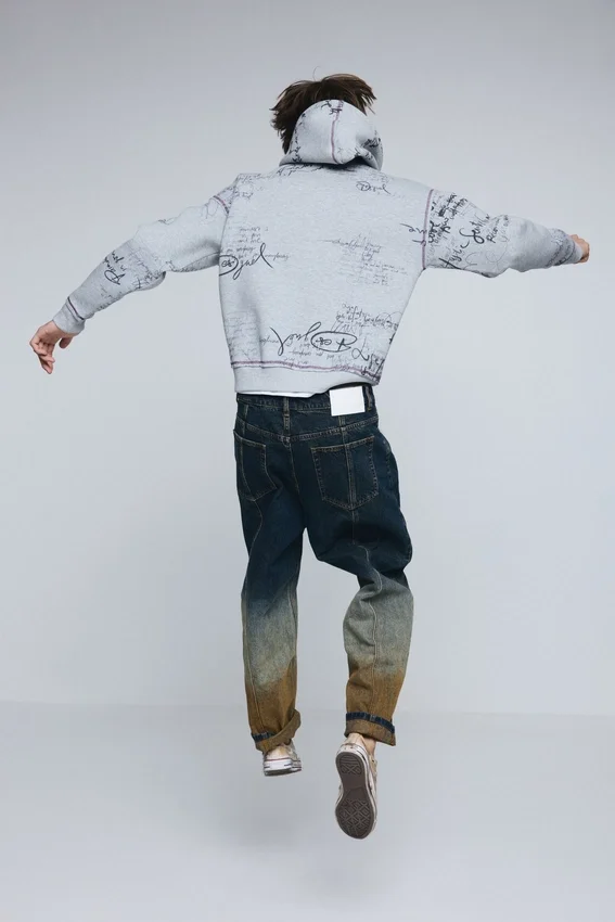 Sweatshirt mit Kapuze und Schriftzug Sweatshirt mit Kapuze und Schriftzug