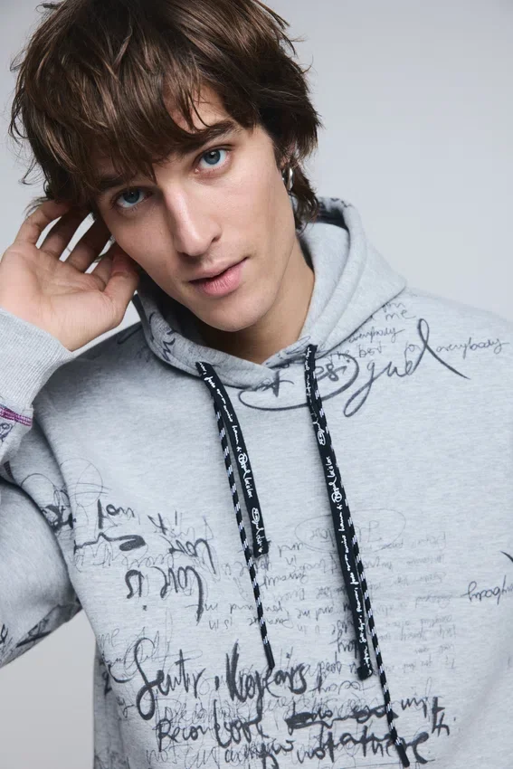 Sweatshirt mit Kapuze und Schriftzug Sweatshirt mit Kapuze und Schriftzug