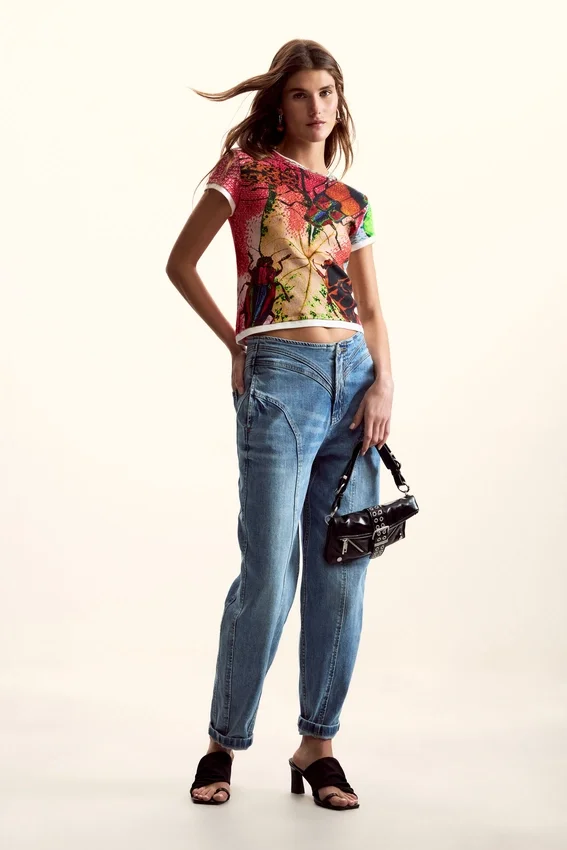 T-Shirt, entworfen von Christian Lacroix T-Shirt, entworfen von Christian Lacroix