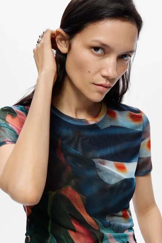 T-Shirt, entworfen von Christian Lacroix T-Shirt, entworfen von Christian Lacroix