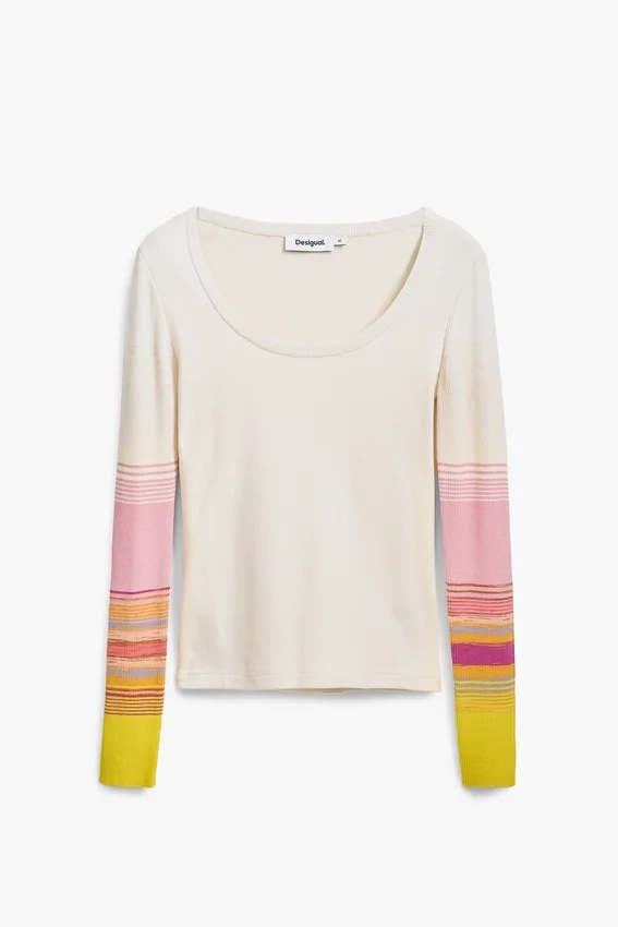 T-Shirt mit bedruckten Ärmeln T-Shirt mit bedruckten Ärmeln
