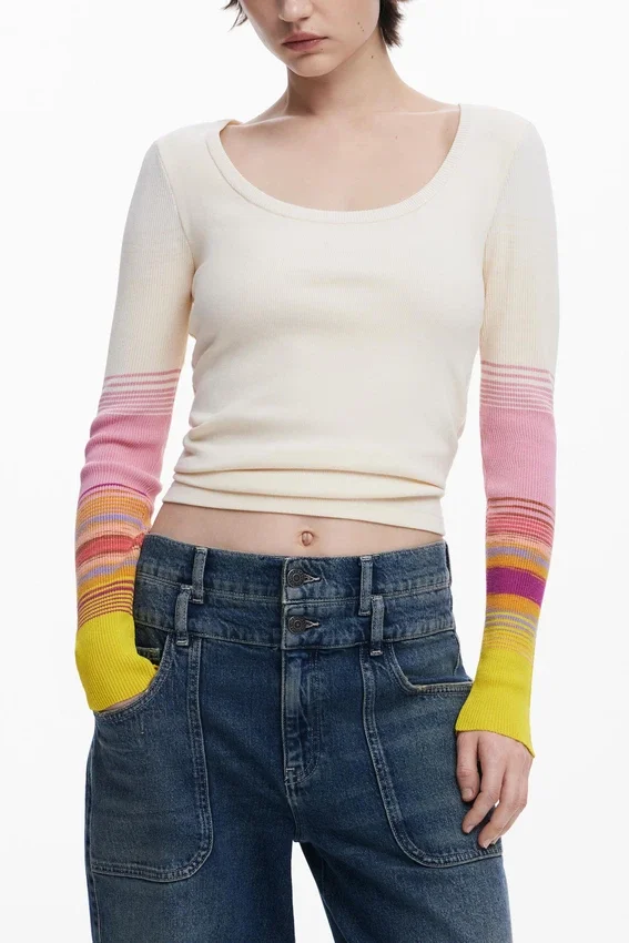 T-Shirt mit bedruckten Ärmeln T-Shirt mit bedruckten Ärmeln