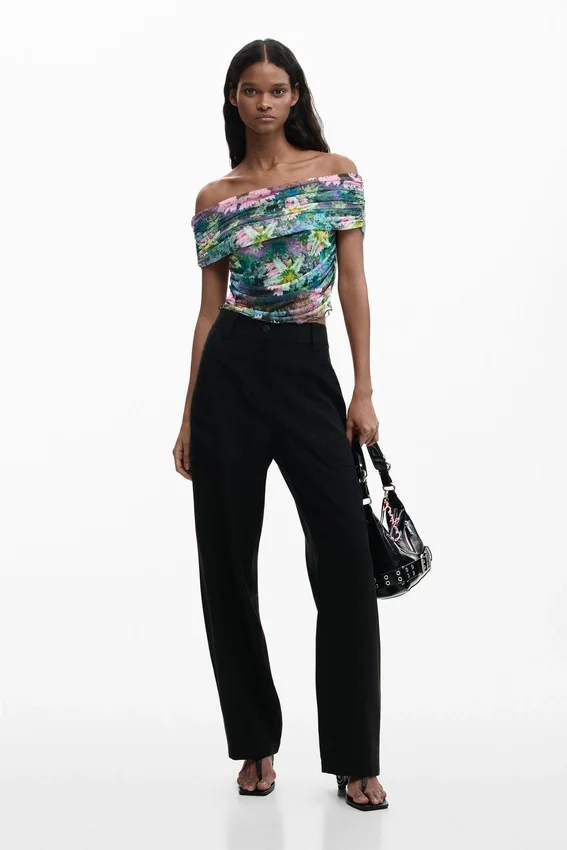 T-Shirt mit Blumenmuster und U-Boot-Ausschnitt T-Shirt mit Blumenmuster und U-Boot-Ausschnitt