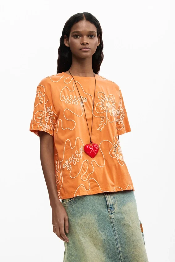 T-Shirt mit gestickten Blumen T-Shirt mit gestickten Blumen
