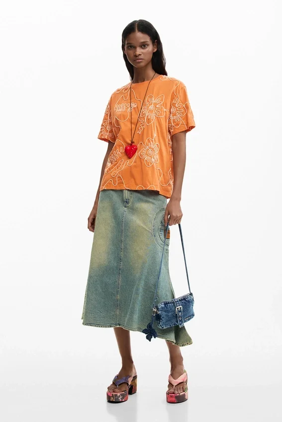 T-Shirt mit gestickten Blumen T-Shirt mit gestickten Blumen
