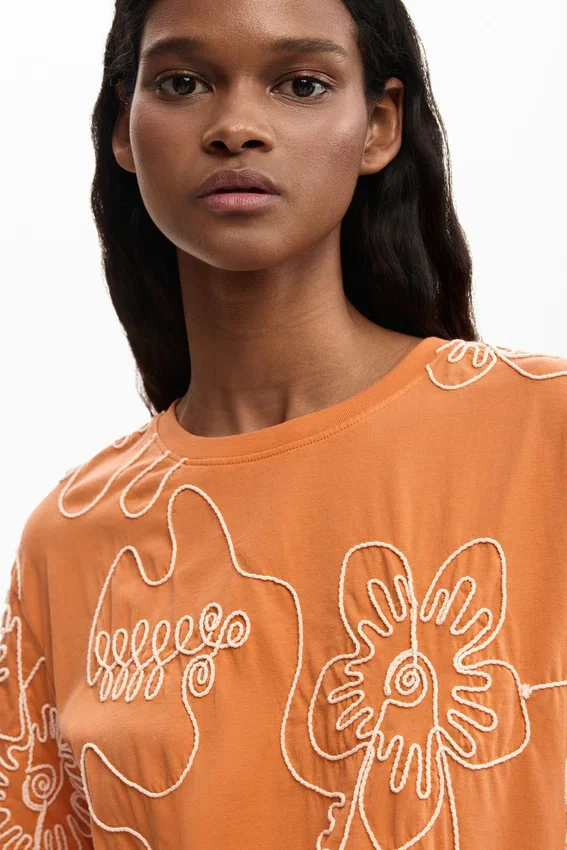 T-Shirt mit gestickten Blumen T-Shirt mit gestickten Blumen