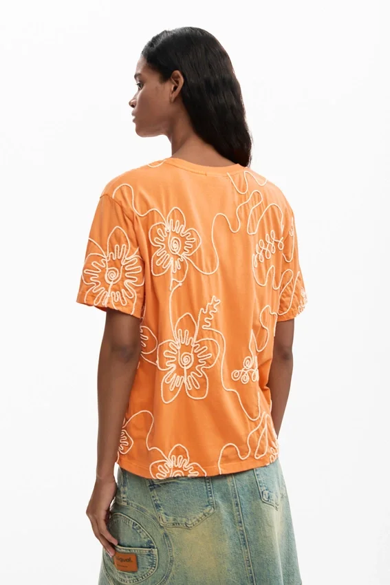 T-Shirt mit gestickten Blumen T-Shirt mit gestickten Blumen
