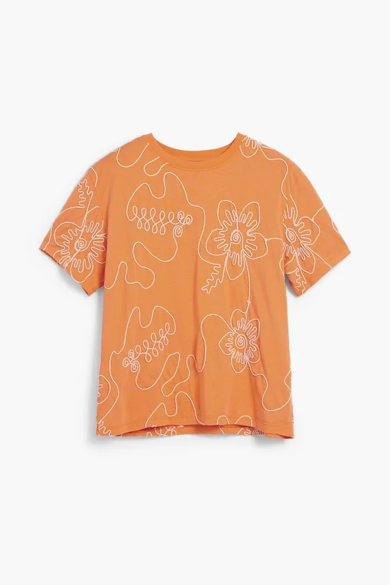 T-Shirt mit gestickten Blumen T-Shirt mit gestickten Blumen