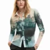 T-Shirt mit Knöpfen und Struktur T-Shirt mit Knöpfen und Struktur
