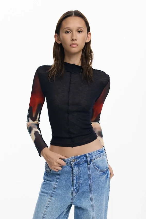 T-Shirt mit transparenten Ärmeln T-Shirt mit transparenten Ärmeln