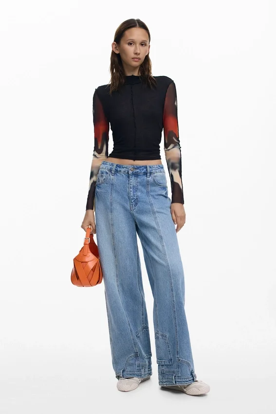 T-Shirt mit transparenten Ärmeln T-Shirt mit transparenten Ärmeln