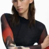 T-Shirt mit transparenten Ärmeln T-Shirt mit transparenten Ärmeln
