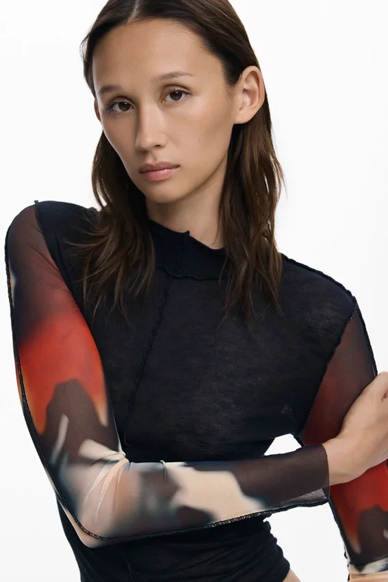T-Shirt mit transparenten Ärmeln T-Shirt mit transparenten Ärmeln