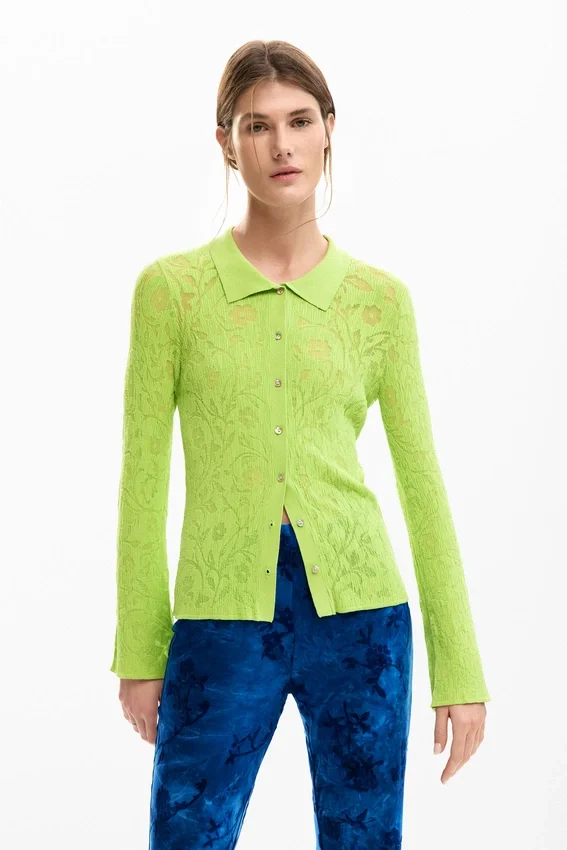 Tailliertes T-Shirt mit Blumenmuster Tailliertes T-Shirt mit Blumenmuster