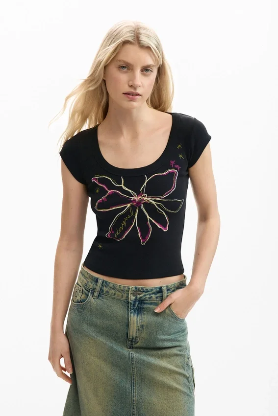 Tailliertes T-Shirt mit Blumenmuster Tailliertes T-Shirt mit Blumenmuster