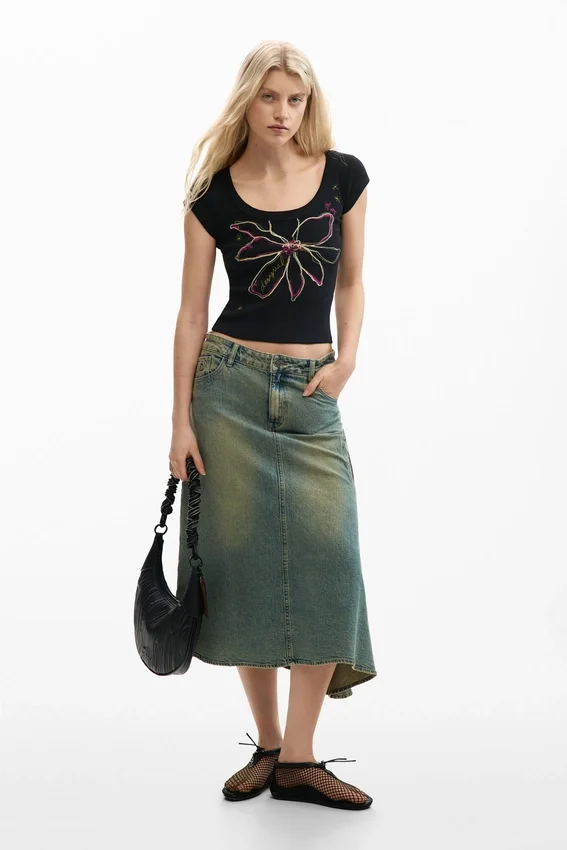 Tailliertes T-Shirt mit Blumenmuster Tailliertes T-Shirt mit Blumenmuster