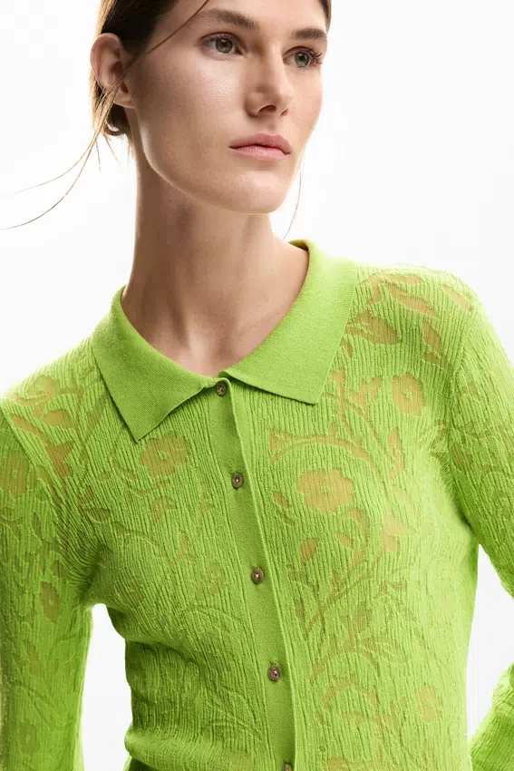 Tailliertes T-Shirt mit Blumenmuster Tailliertes T-Shirt mit Blumenmuster
