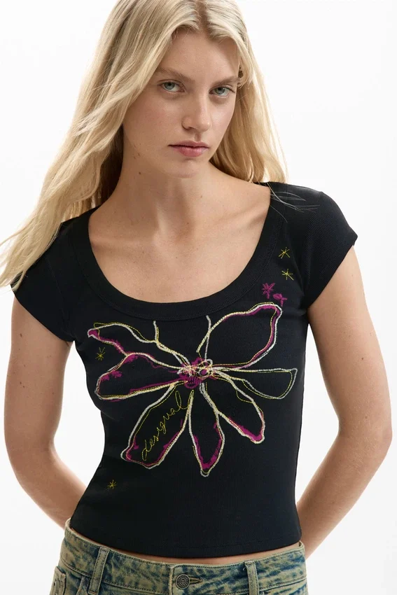 Tailliertes T-Shirt mit Blumenmuster Tailliertes T-Shirt mit Blumenmuster