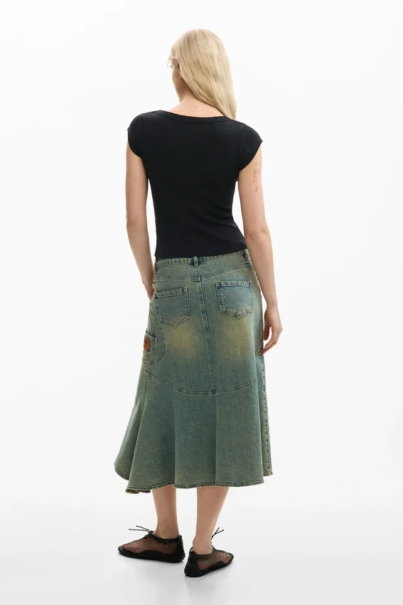 Tailliertes T-Shirt mit Blumenmuster Tailliertes T-Shirt mit Blumenmuster