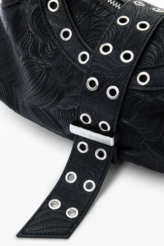 Tasche mit Nieten und Prägung Tasche mit Nieten und Prägung