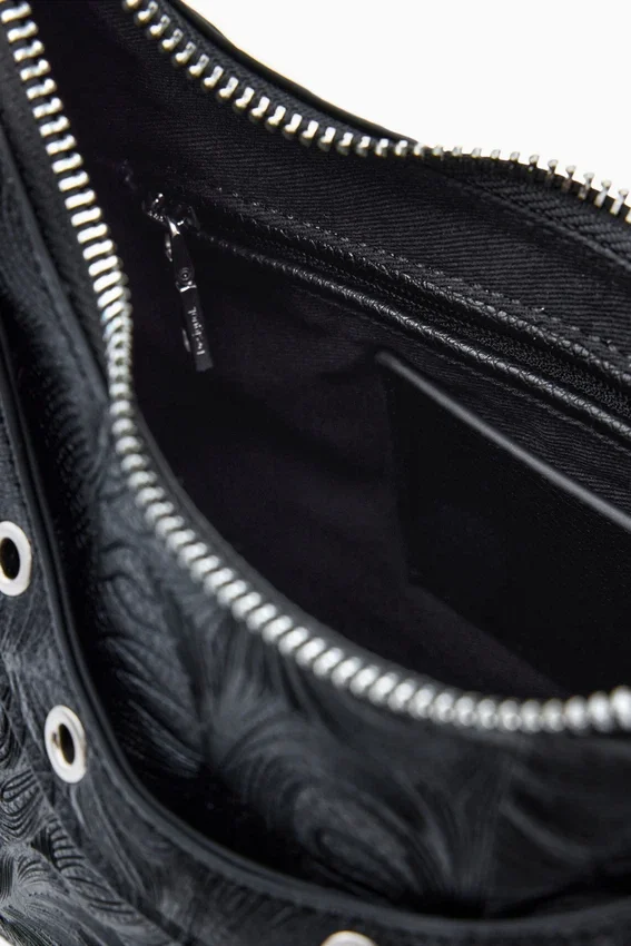 Tasche mit Nieten und Prägung Tasche mit Nieten und Prägung