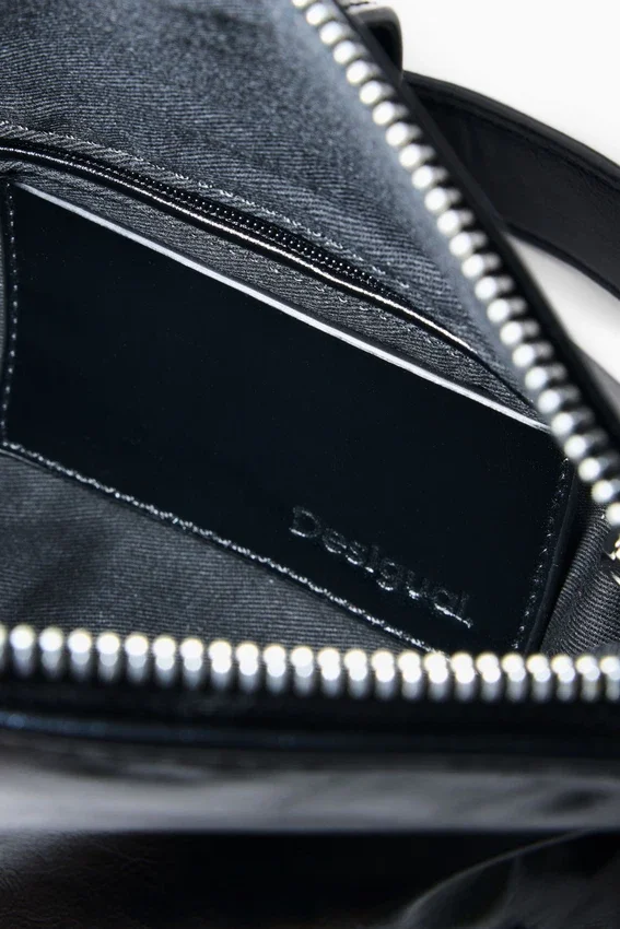 Tasche mit Schnalle in Lederoptik Tasche mit Schnalle in Lederoptik