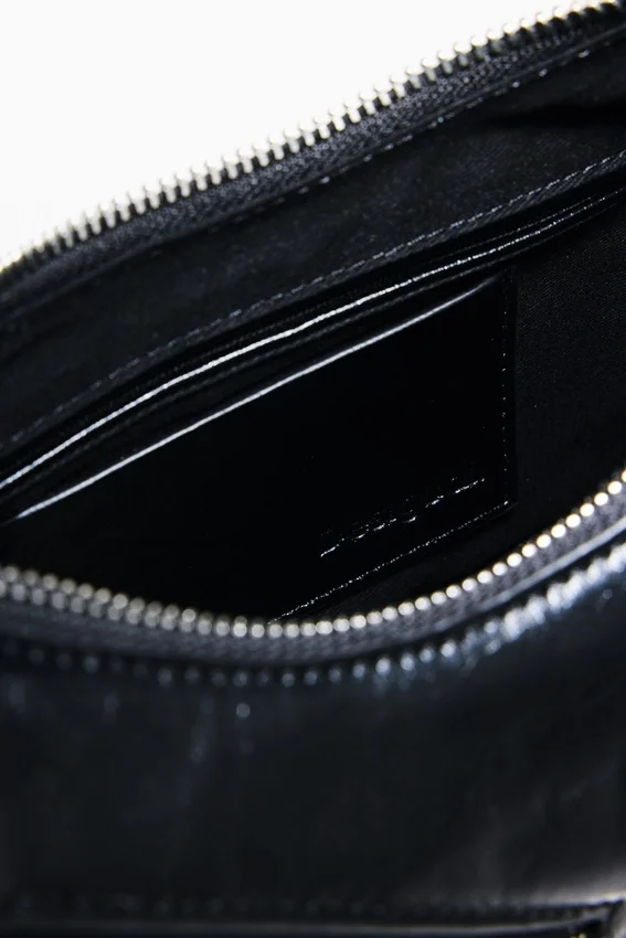 Tasche mit Schnallenverzierung Tasche mit Schnallenverzierung