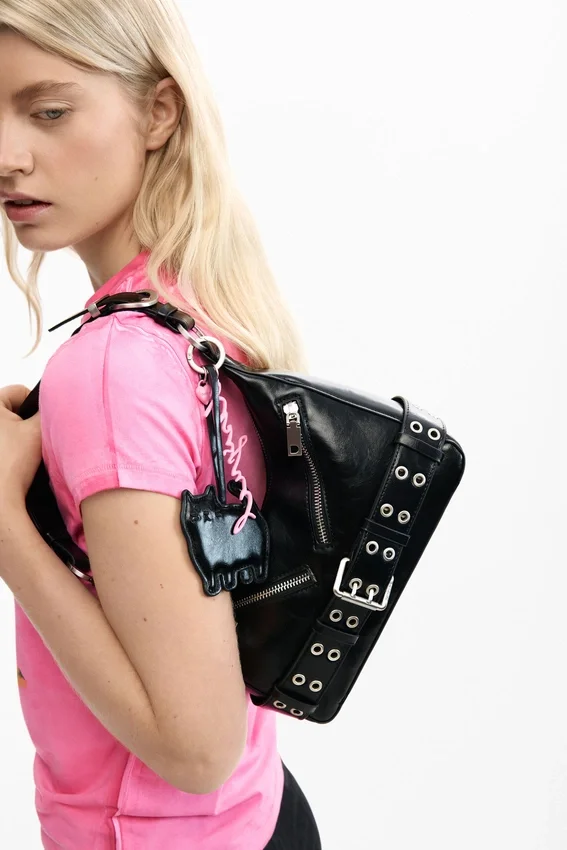 Tasche mit Schnallenverzierung Tasche mit Schnallenverzierung