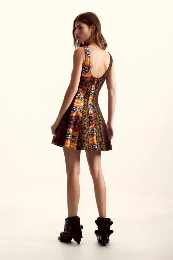Trägerkleid, entworfen von Christian Lacroix Trägerkleid, entworfen von Christian Lacroix