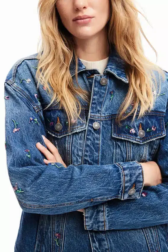 Truckerjacke aus Denim mit Blumenmuster Truckerjacke aus Denim mit Blumenmuster