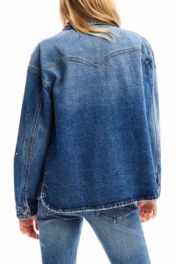 Truckerjacke aus Denim mit Blumenmuster Truckerjacke aus Denim mit Blumenmuster