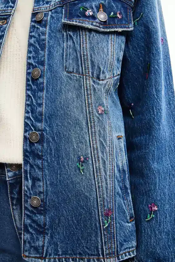 Truckerjacke aus Denim mit Blumenmuster Truckerjacke aus Denim mit Blumenmuster