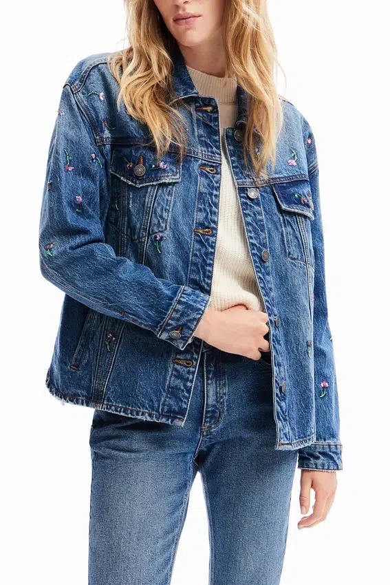 Truckerjacke aus Denim mit Blumenmuster Truckerjacke aus Denim mit Blumenmuster