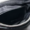 Umhängetasche mit Geldbörsen-Nahtdetails Umhängetasche mit Geldbörsen-Nahtdetails