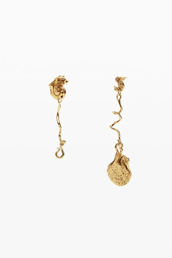 Unregelmäßige goldene Muschelohrringe Zalio Unregelmäßige goldene Muschelohrringe Zalio