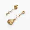Unregelmäßige goldene Muschelohrringe Zalio Unregelmäßige goldene Muschelohrringe Zalio