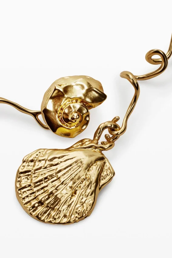 Unregelmäßige goldene Muschelohrringe Zalio Unregelmäßige goldene Muschelohrringe Zalio