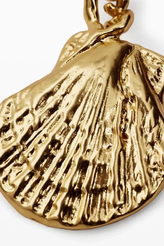 Unregelmäßige goldene Muschelohrringe Zalio Unregelmäßige goldene Muschelohrringe Zalio