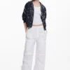 Wandelbare Hose mit Blumen von Tyler Mcgillivary Wandelbare Hose mit Blumen von Tyler Mcgillivary