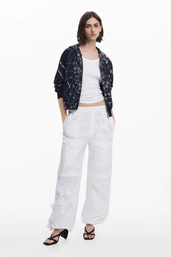 Wandelbare Hose mit Blumen von Tyler Mcgillivary Wandelbare Hose mit Blumen von Tyler Mcgillivary
