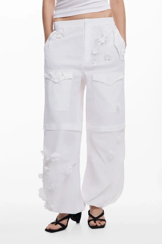 Wandelbare Hose mit Blumen von Tyler Mcgillivary Wandelbare Hose mit Blumen von Tyler Mcgillivary