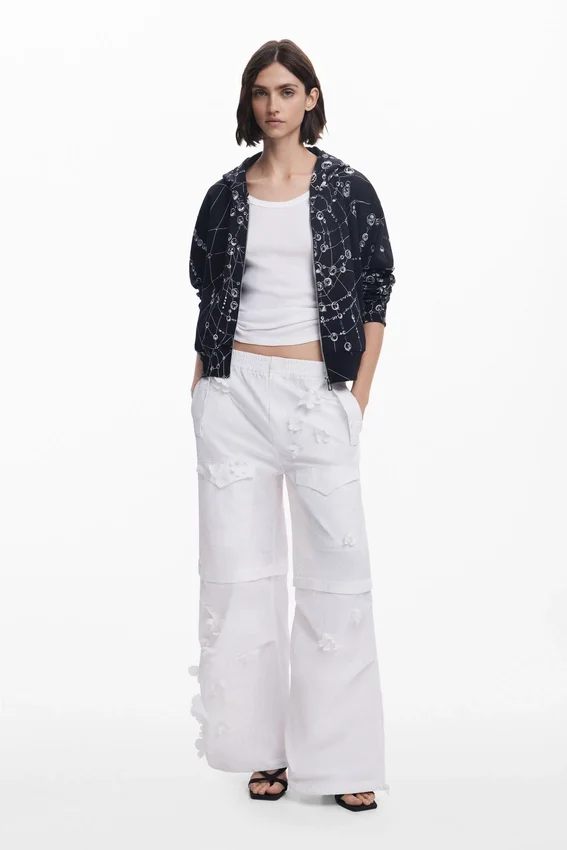 Wandelbare Hose mit Blumen von Tyler Mcgillivary Wandelbare Hose mit Blumen von Tyler Mcgillivary