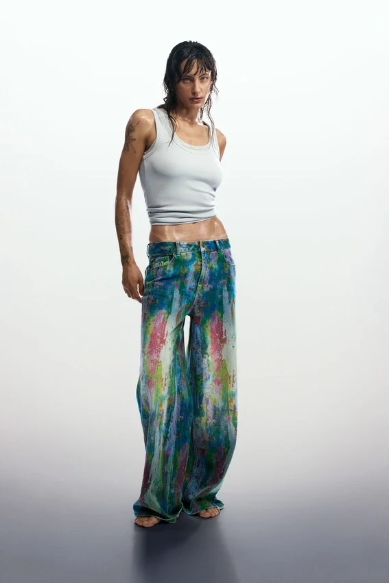 Weit geschnittene Splatter-Jeans Weit geschnittene Splatter-Jeans