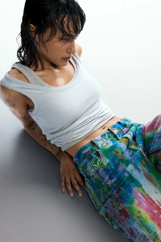Weit geschnittene Splatter-Jeans Weit geschnittene Splatter-Jeans