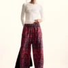 Weite Hose, entworfen von Christian Lacroix Weite Hose, entworfen von Christian Lacroix