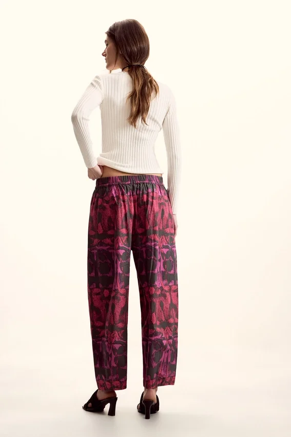 Weite Hose, entworfen von Christian Lacroix Weite Hose, entworfen von Christian Lacroix