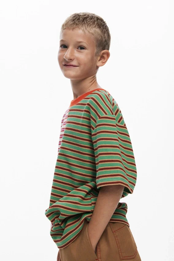 Zweifarbiges gestreiftes T-Shirt Zweifarbiges gestreiftes T-Shirt